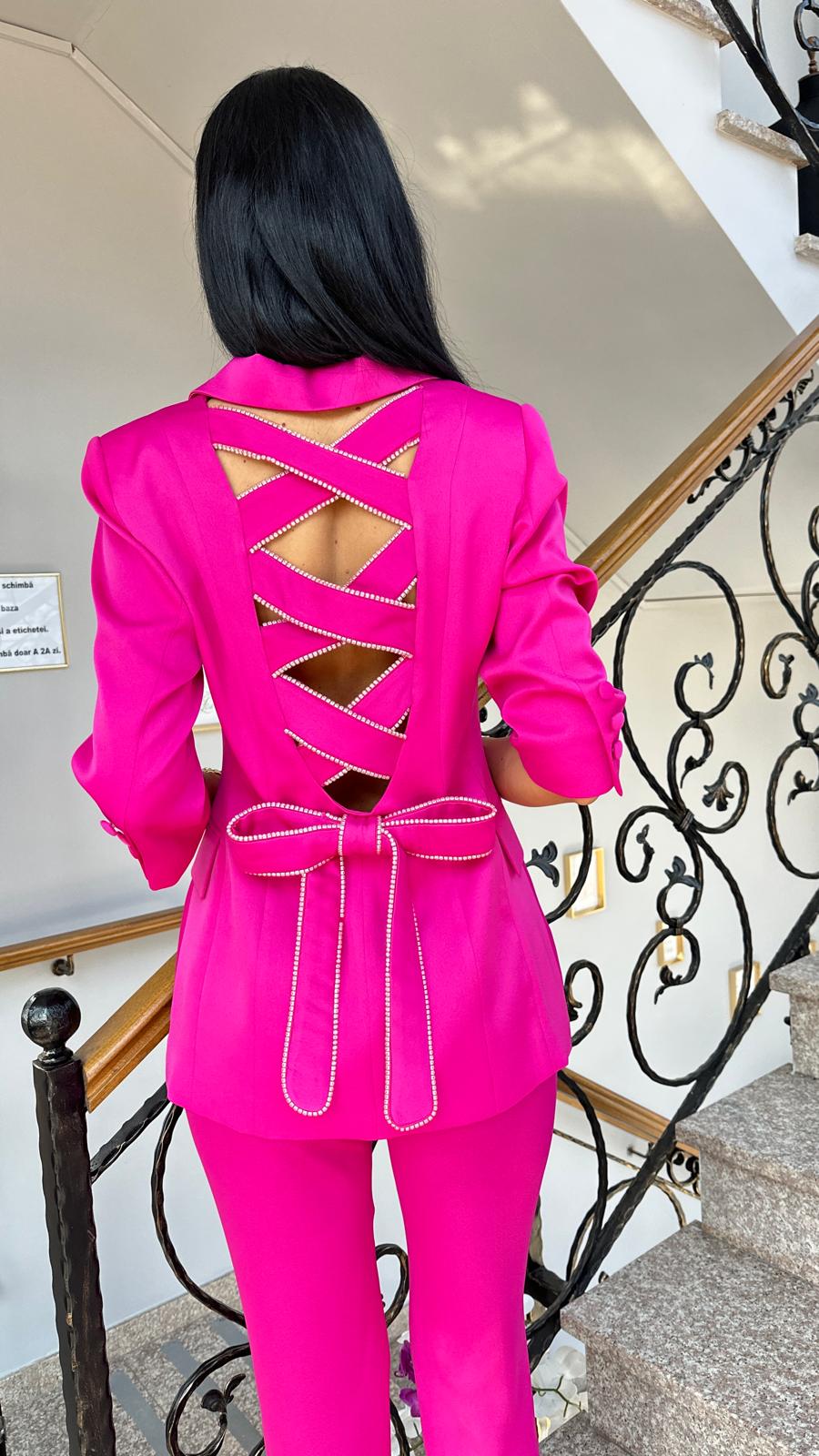 Costum roz cu funda pe spate