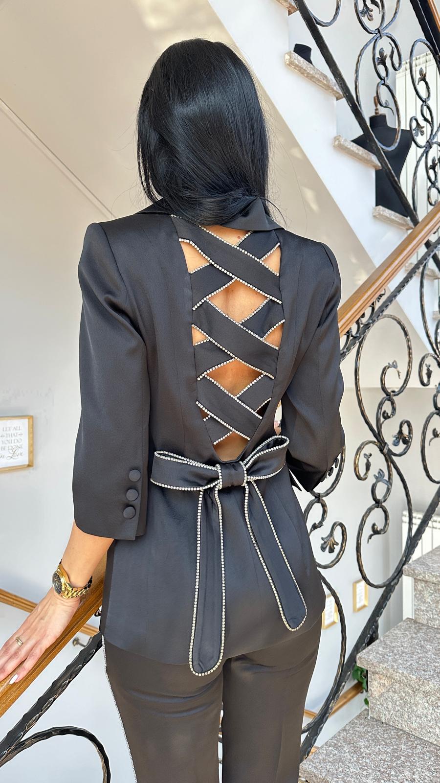 Costum negru cu funda pe spate