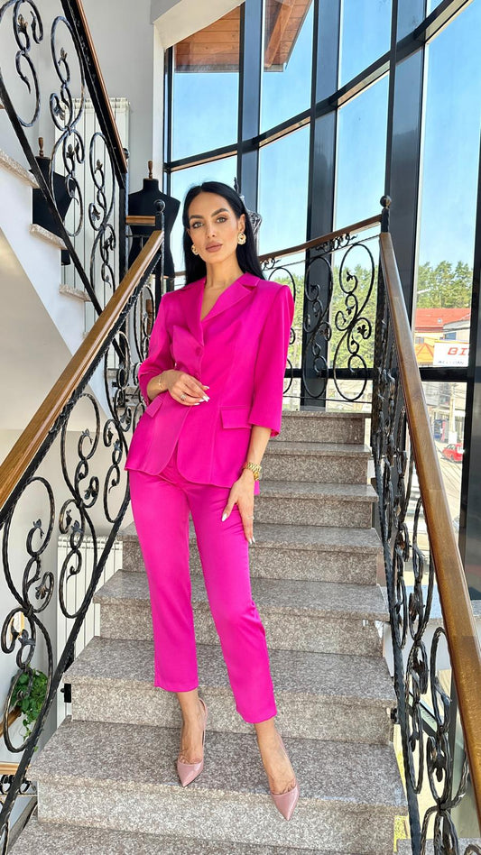 Costum roz cu funda pe spate