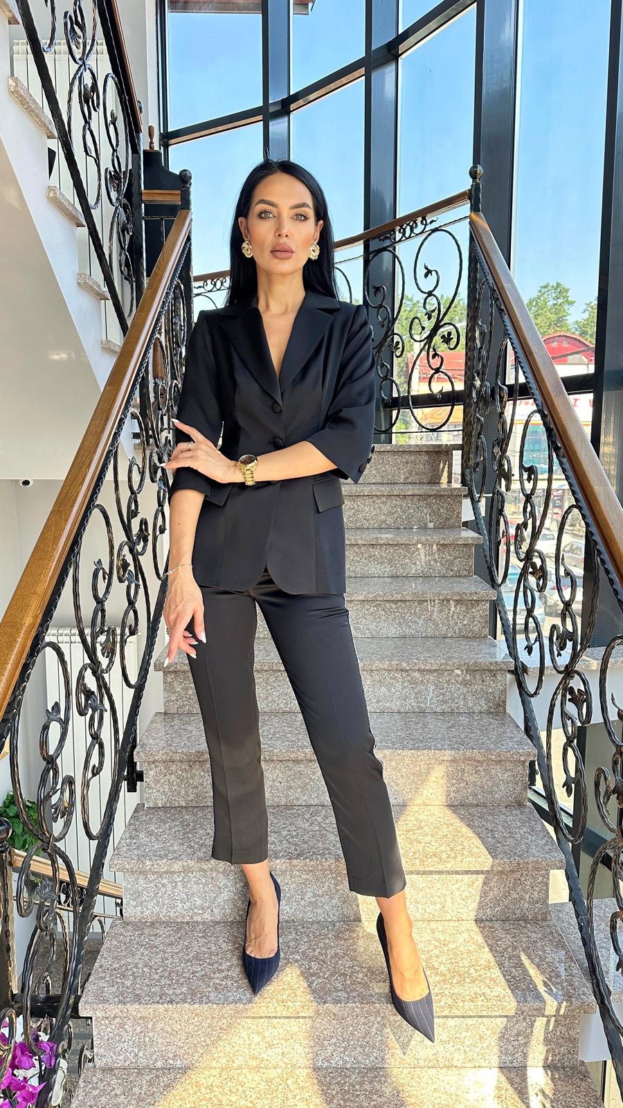 Costum negru cu funda pe spate