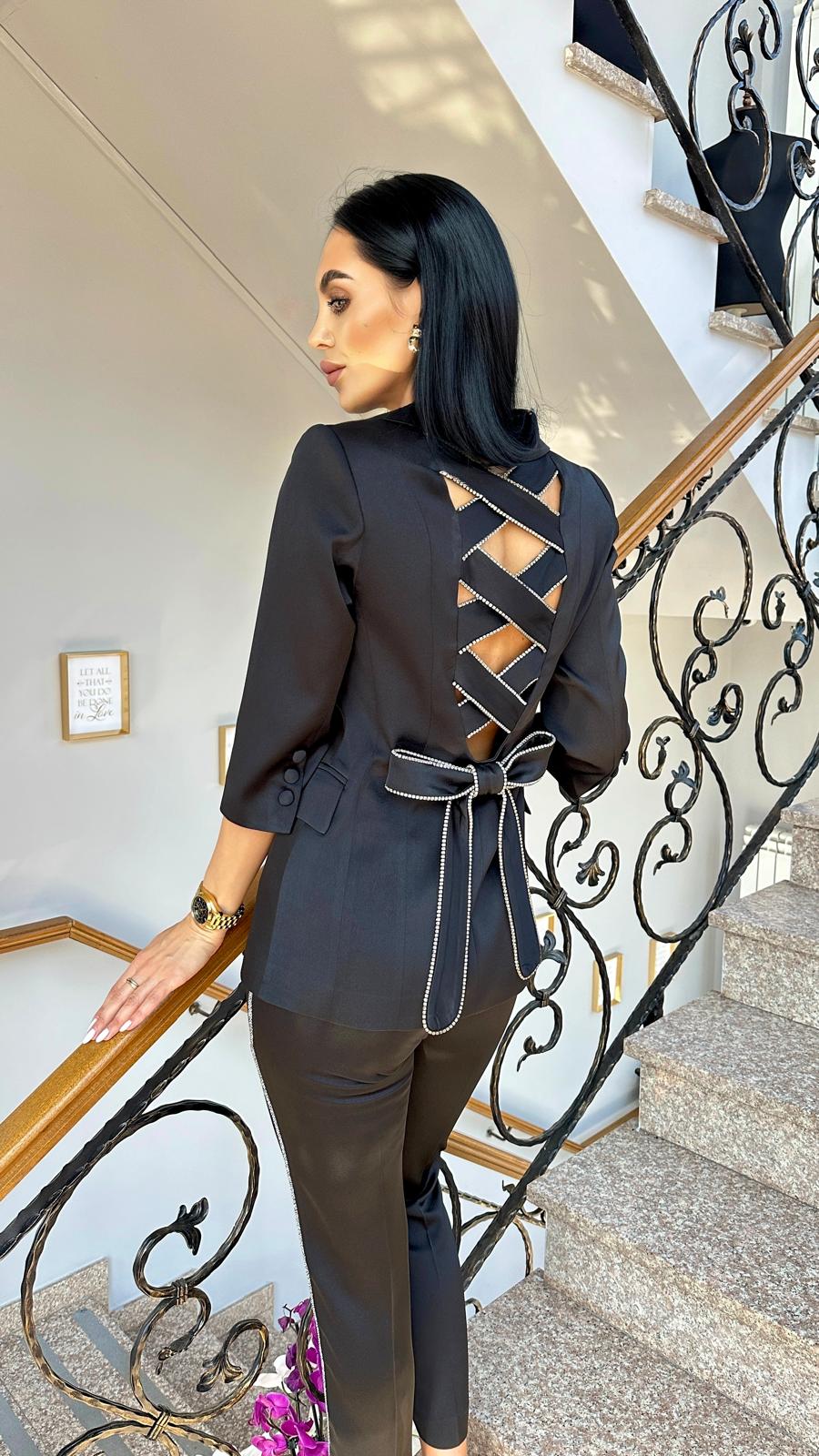 Costum negru cu funda pe spate