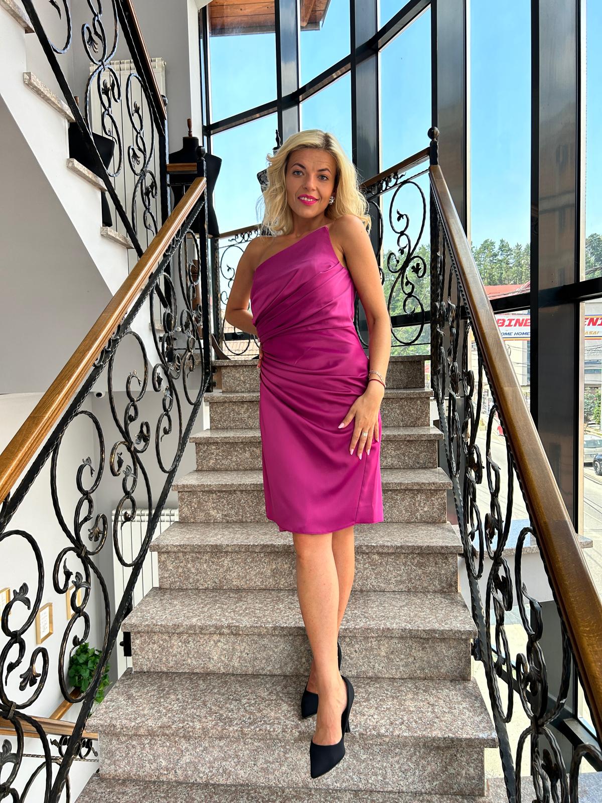 Rochie asimetrica roz